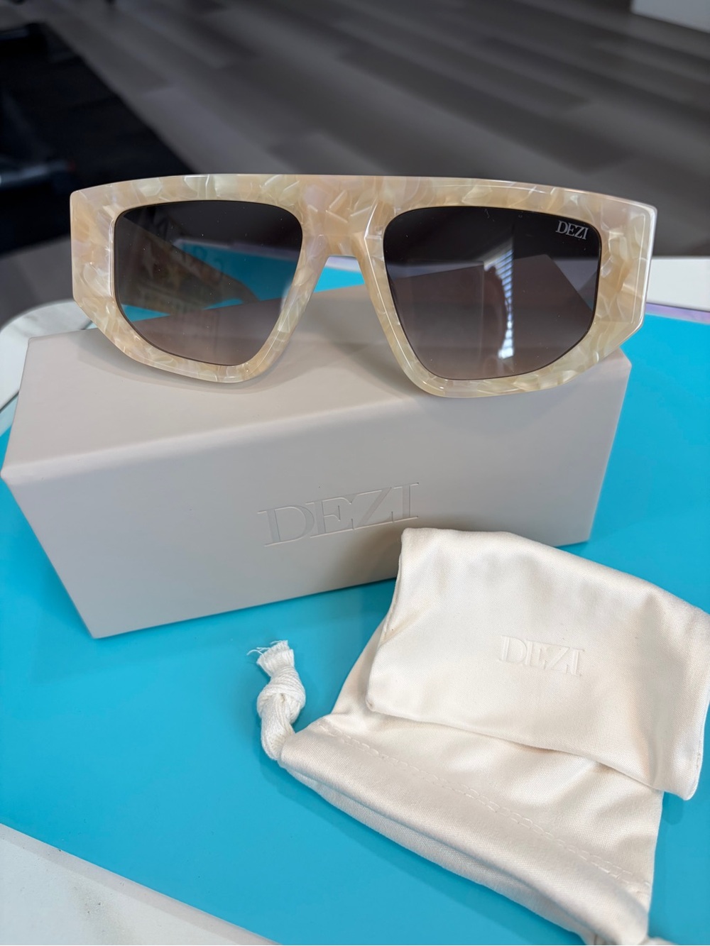 🕶️DEZI NWT Backtrack Limestone Smoke Faded Oversized Square Sunglasses w Box 💕 - Picture 7 of 11
